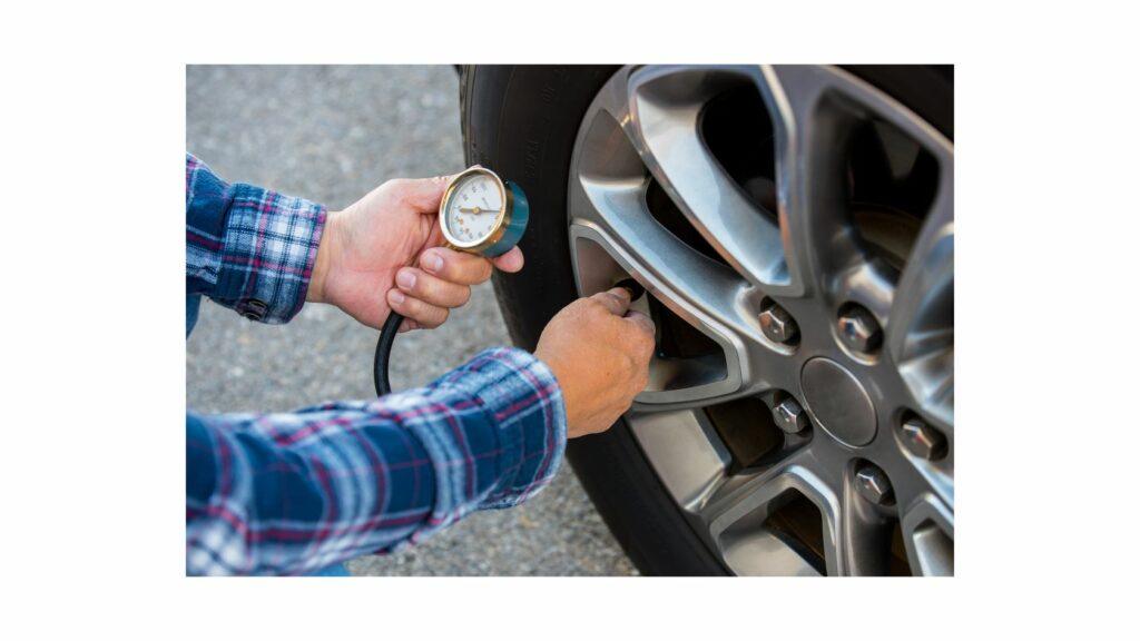 Analog tire pressure gauge both hand usage