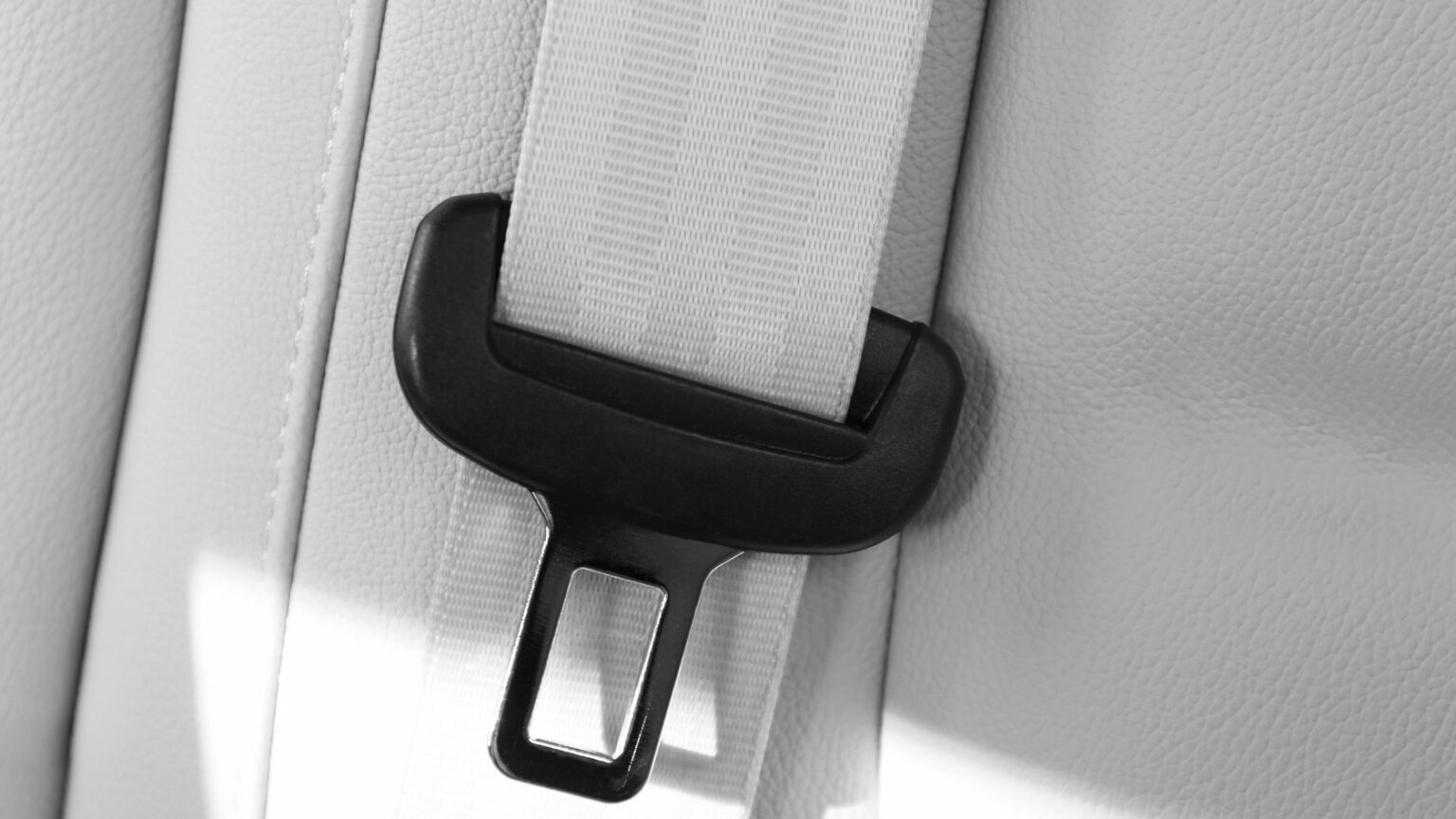 What is the button on a car seat belt for? - theCARPLUS