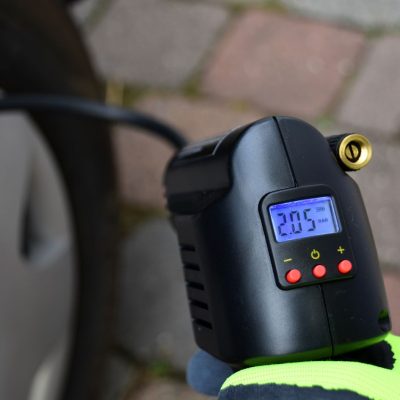 Car tire inflator filling air