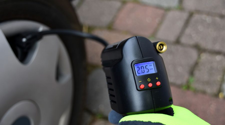 Car tire inflator filling air